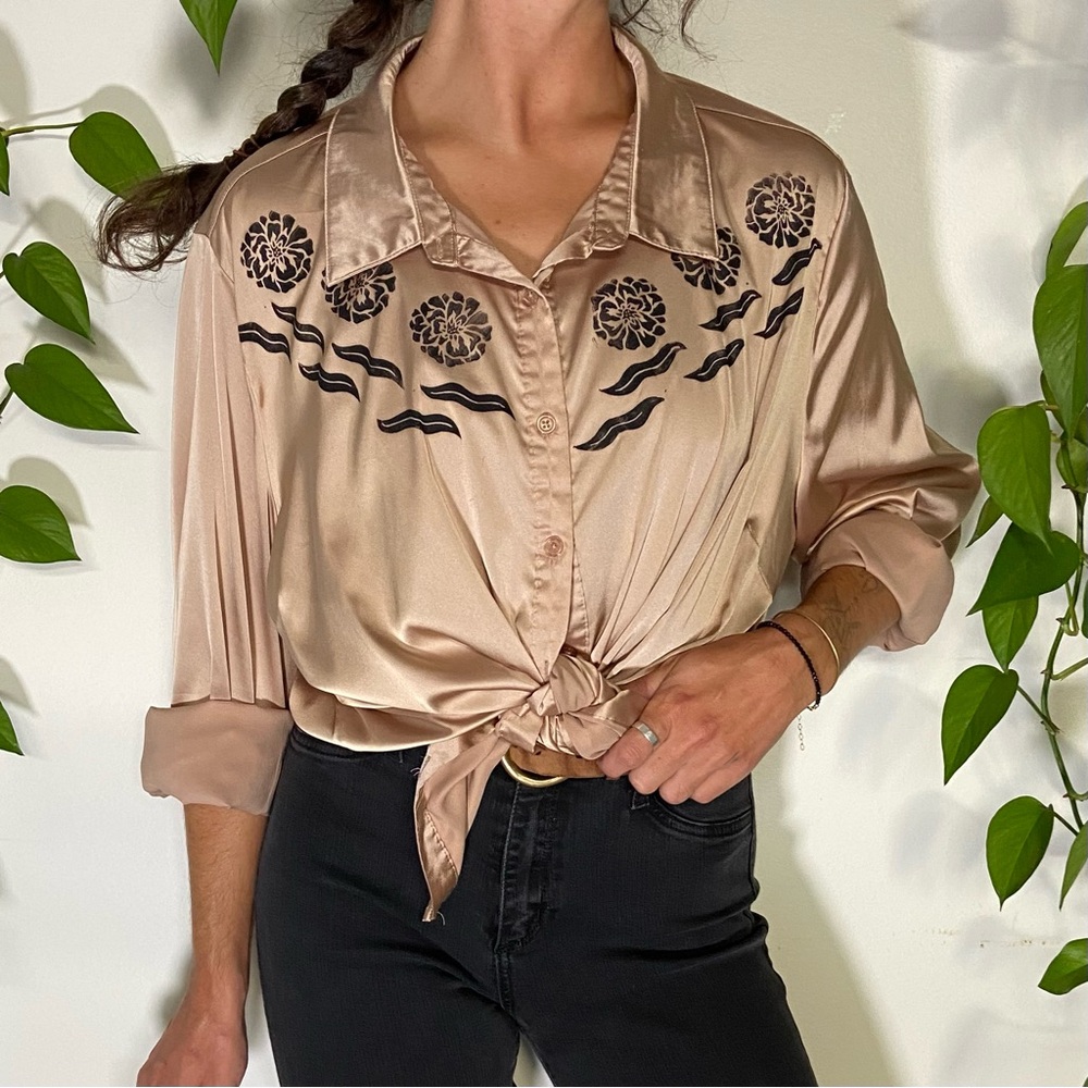 🌹 SOLD 🌹 Marigolds 🌿 printed satin button down shirt